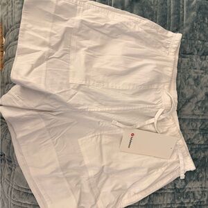 Lululemon Athletica Crisp Cotton Blend White Shorts - Size Small - BNWT